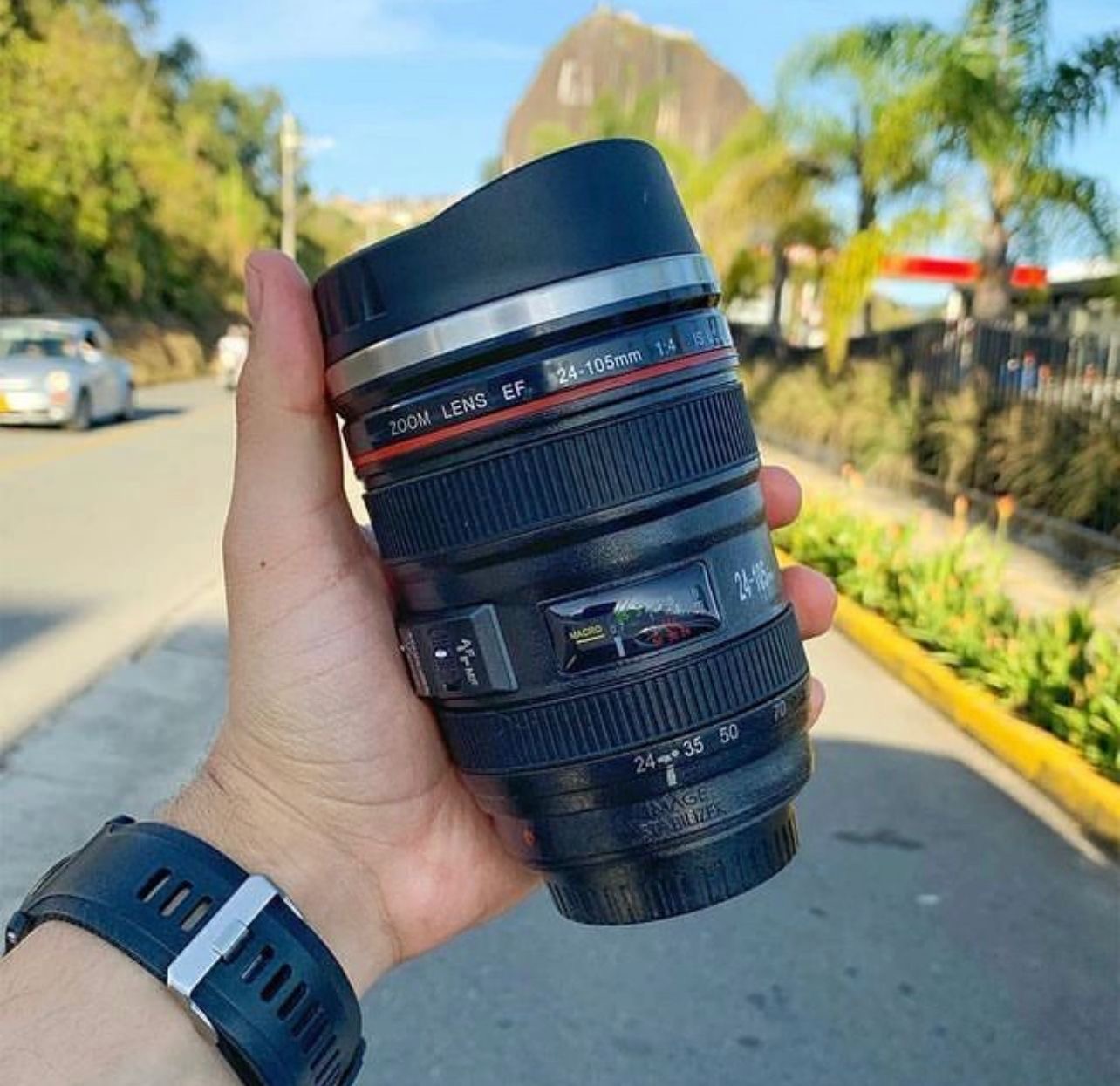 📸☕ Taza Térmica en Forma de Lente Fotográfico 24-105mm ☕📸
¡El regalo perfecto para amantes del café y la fotografía!
💰 RD$495
