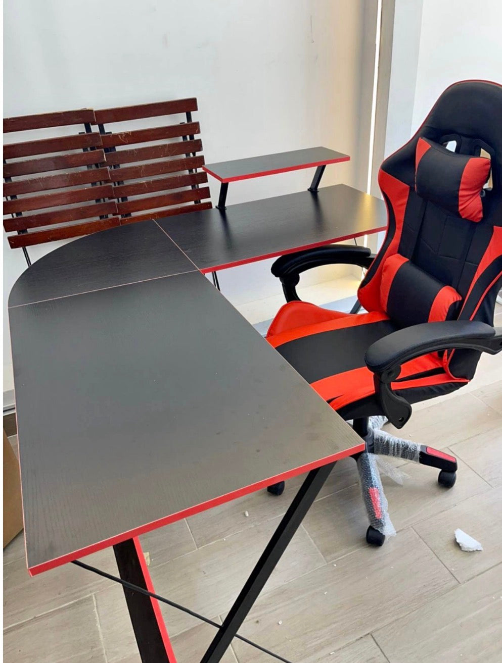 🔥 COMBO SETUP GAMER PRO – RENDIMIENTO SIN COMPROMISOS 🔥
🖥️ Escritorio Gamer en Forma de L – Negro/Rojo (Cod. 88333-3) + Silla Gamer
💰RD$8,995