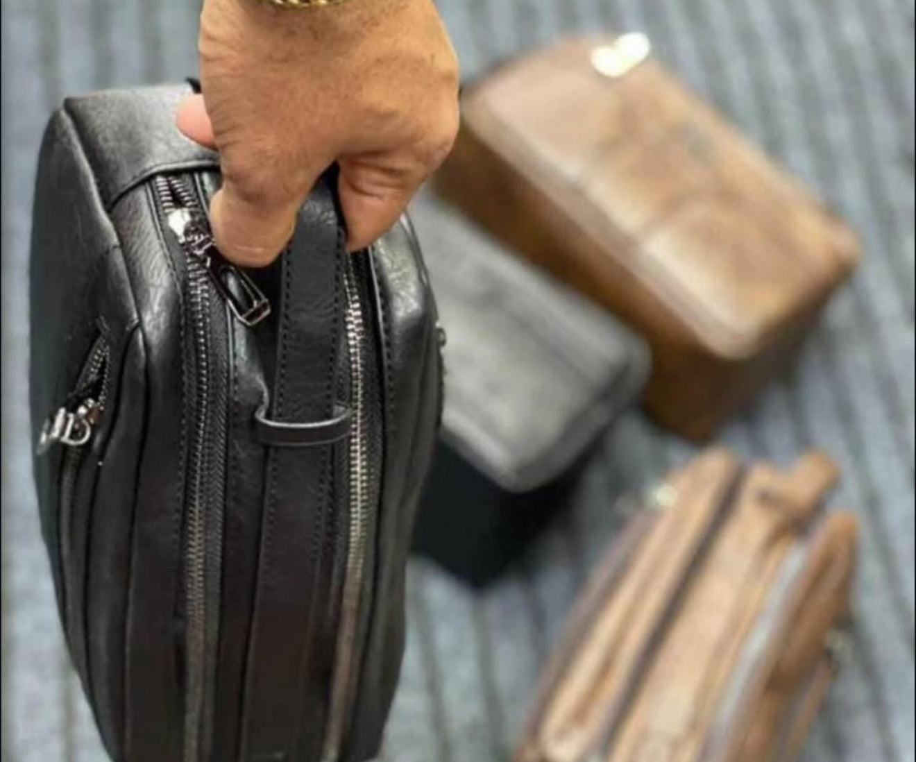 Bolso de Mano Jeep Buluo (Cod.5901)
🖤 Negro | 🤎 Marrón
💼 Estilo, comodidad y espacio en un solo bolso.