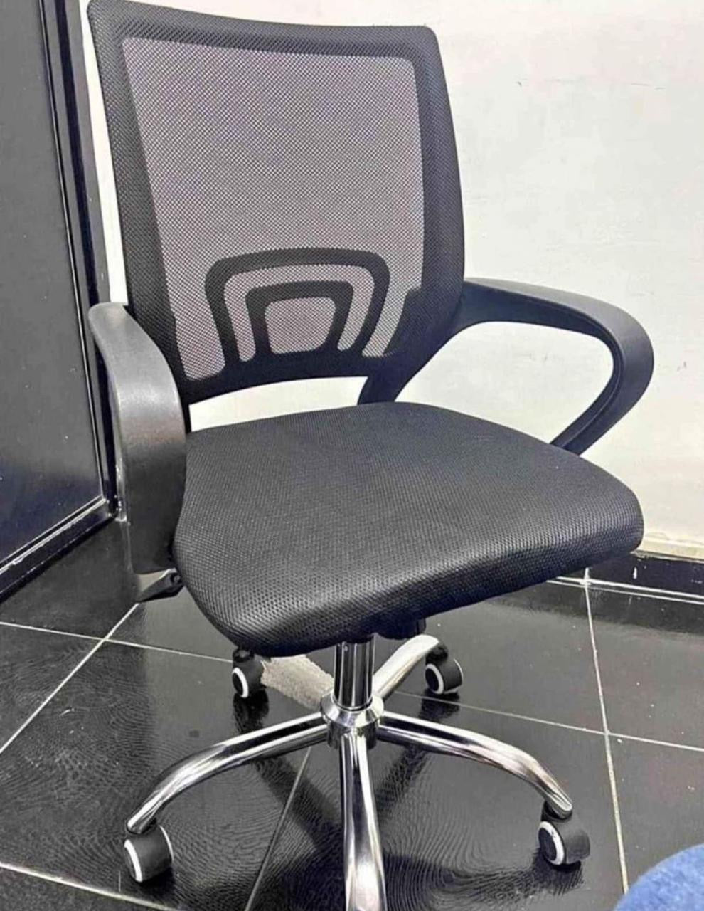 🪑 Silla Giratoria de Oficina – Modelo Ergonómico con Estilo Moderno
📦 Código: 9050