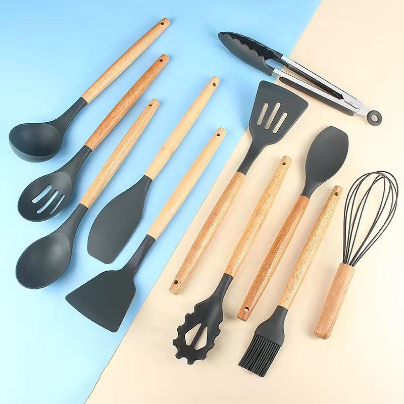 🍳✨ Dale estilo y practicidad a tu cocina con este Set de Utensilios de Silicona con Mango de Madera ✨🍴
🍳 Juego de 12 Utensilios de Cocina Antiadherentes (Cod.008)
💰 Precio: RD$995 (Oferta 🔥🔥🔥)