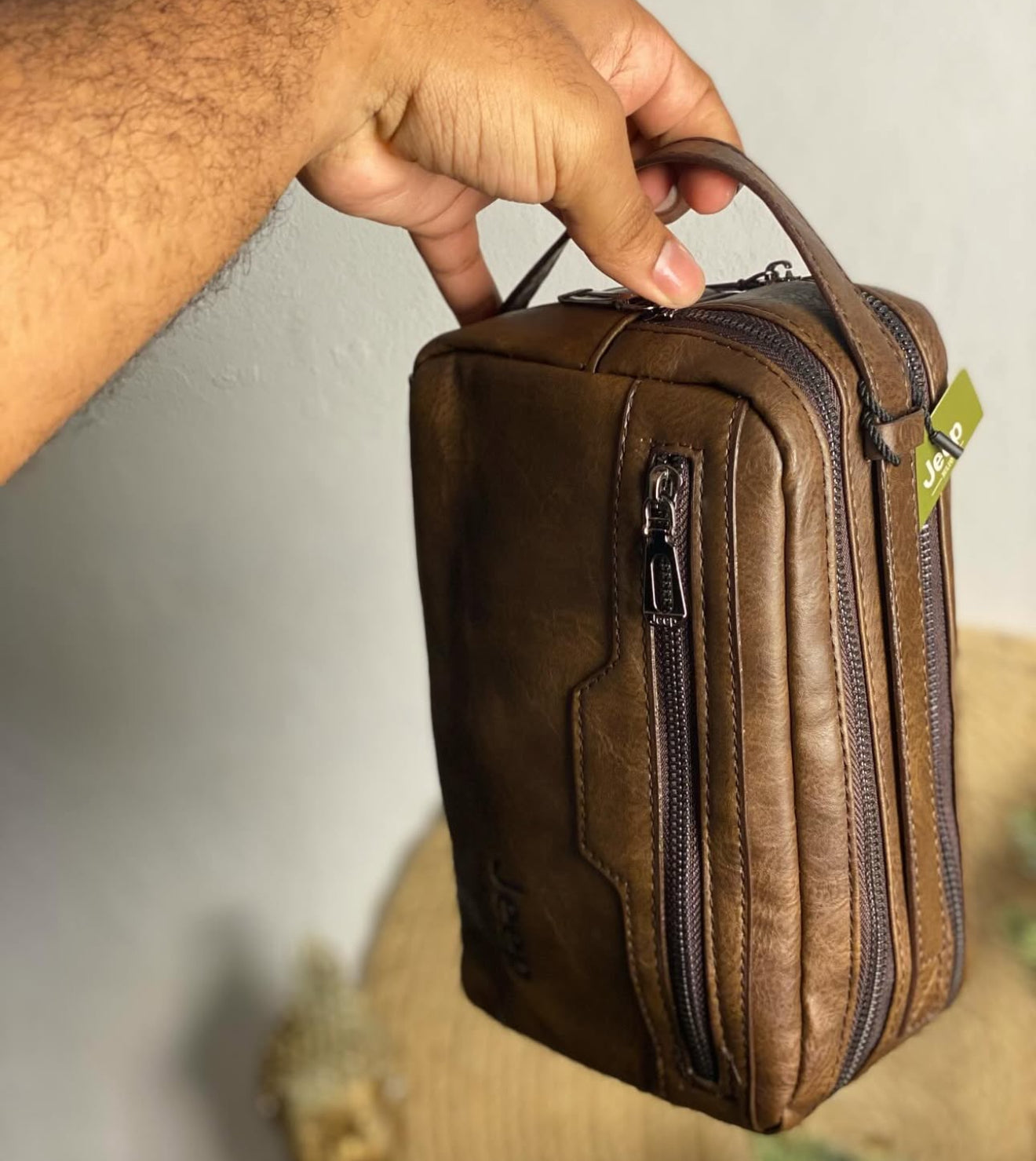 Bolso de Mano Jeep Buluo (Cod.5901)
🖤 Negro | 🤎 Marrón
💼 Estilo, comodidad y espacio en un solo bolso.