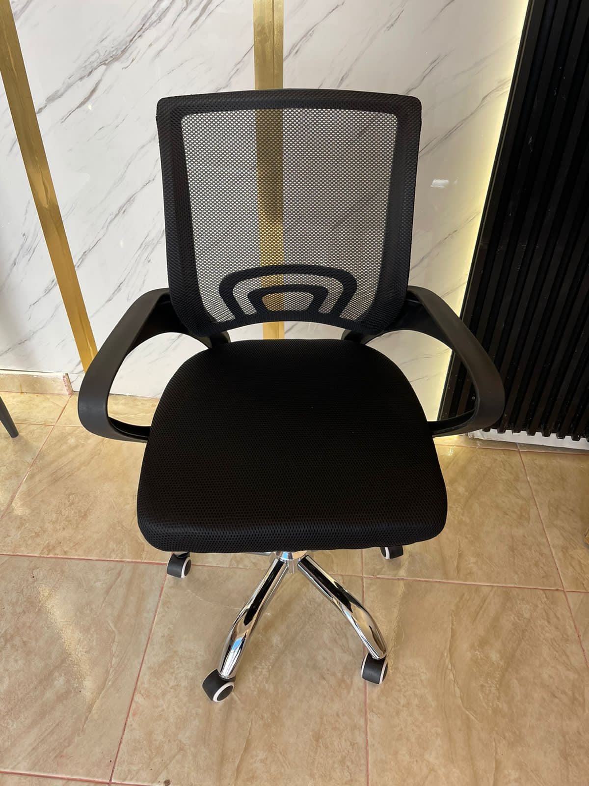 🪑 Silla Giratoria de Oficina – Modelo Ergonómico con Estilo Moderno
📦 Código: 9050