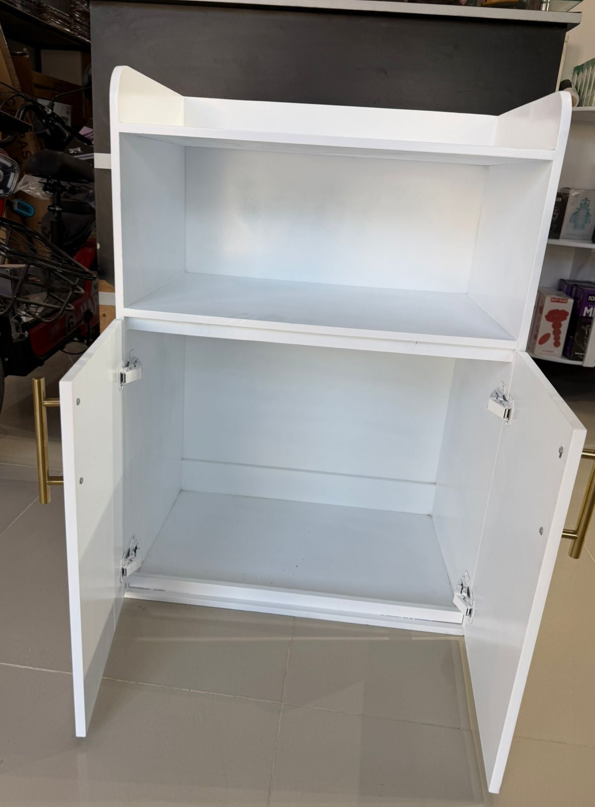✨ Gabinete Organizador Moderno con Repisa Superior ✨
(Mesita de Café Cod. 001) (Material Hidrofugo, Producto Armado)
💰RD$4,990
- Medidas 84x60x38cm