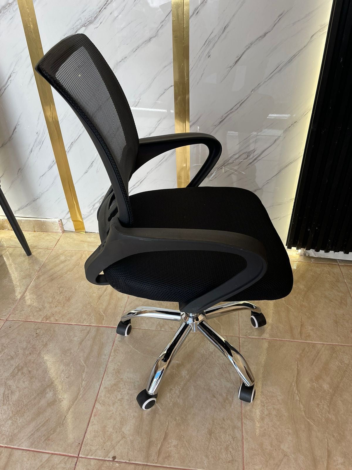 🪑 Silla Giratoria de Oficina – Modelo Ergonómico con Estilo Moderno
📦 Código: 9050