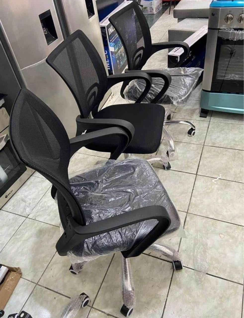 🪑 Silla Giratoria de Oficina – Modelo Ergonómico con Estilo Moderno
📦 Código: 9050