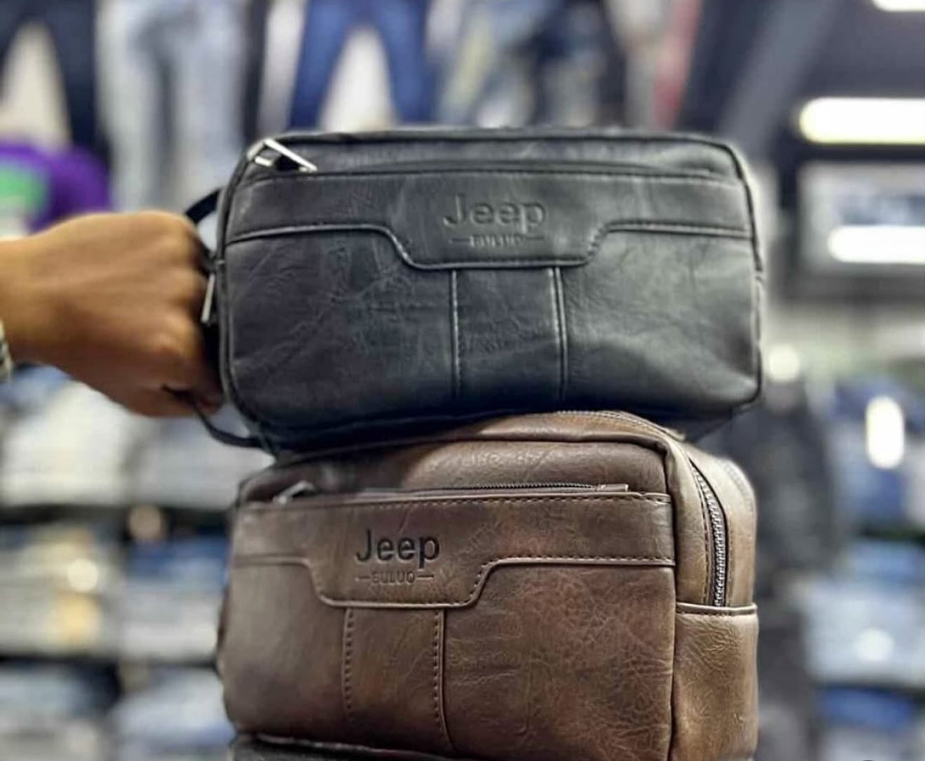 Bolso de Mano Jeep Buluo (Cod.5901)
🖤 Negro | 🤎 Marrón
💼 Estilo, comodidad y espacio en un solo bolso.