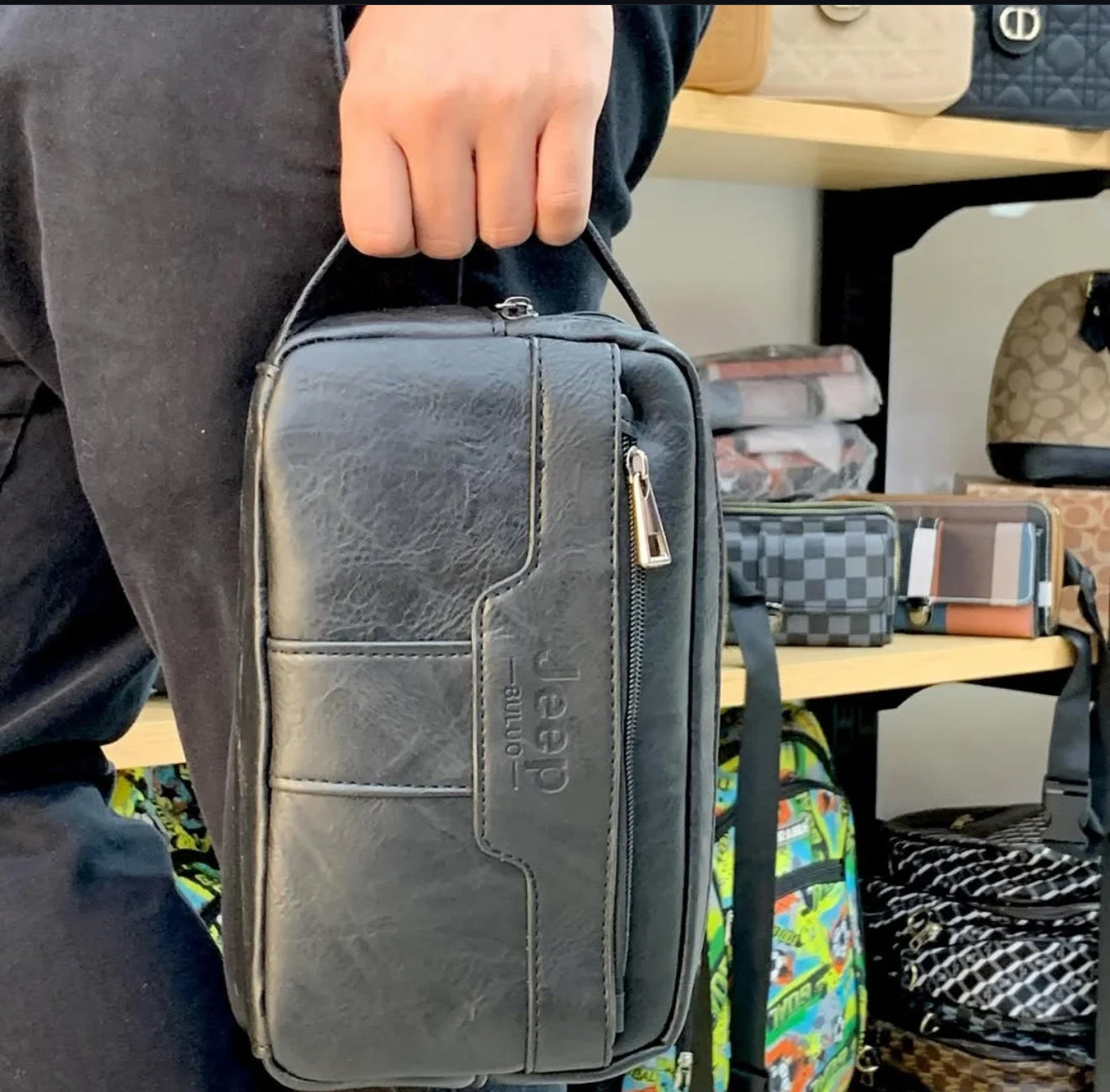 Bolso de Mano Jeep Buluo (Cod.5901)
🖤 Negro | 🤎 Marrón
💼 Estilo, comodidad y espacio en un solo bolso.