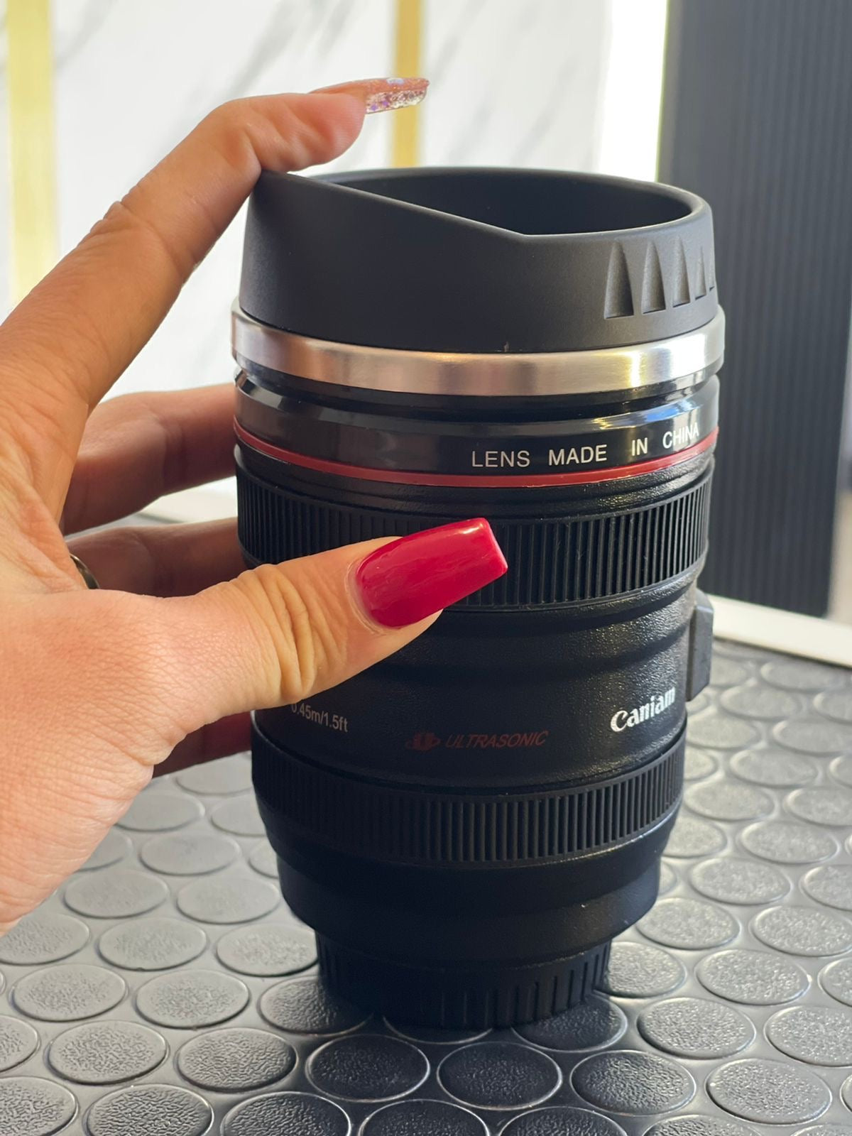 📸☕ Taza Térmica en Forma de Lente Fotográfico 24-105mm ☕📸
¡El regalo perfecto para amantes del café y la fotografía!

💰 RD$495