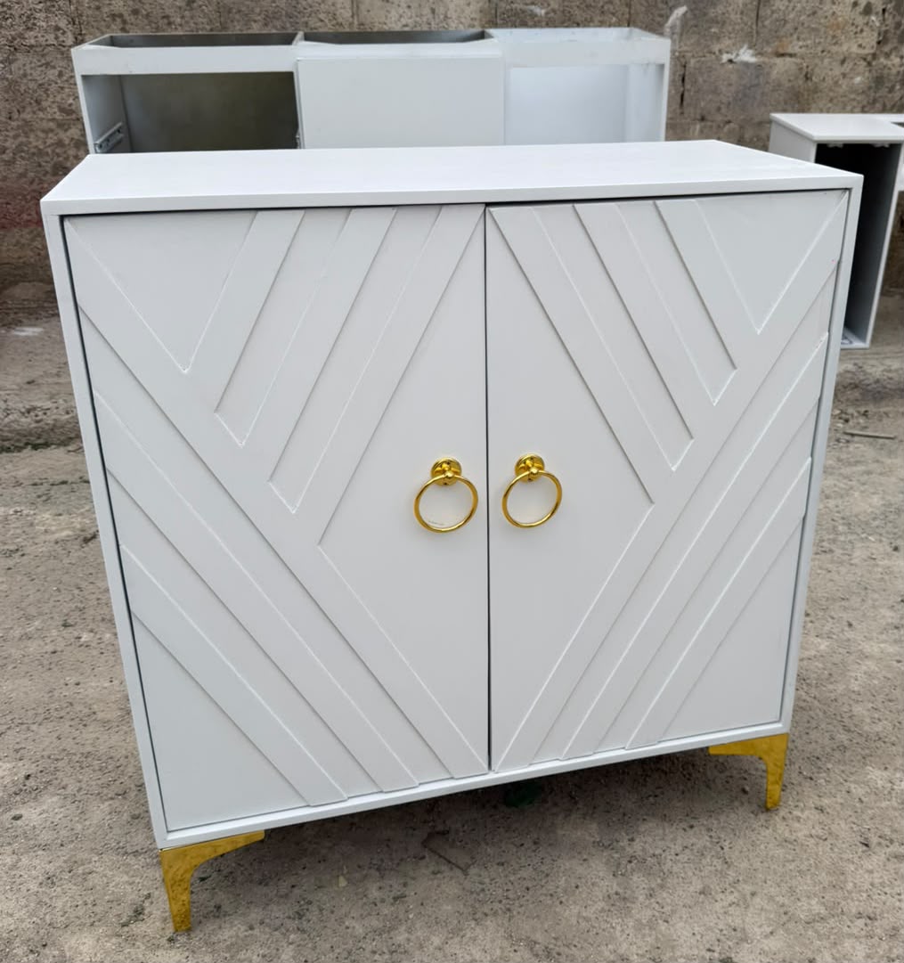 🤍✨ CREDENZA DECORATIVA PREMIUM – ELEGANCIA, ORGANIZACIÓN Y LUJO PARA TU HOGAR ✨🏡 

🆔(Cod. 043)

📏 MEDIDAS DEL GABINETE:
📐 Alto: 80 cm
📐 Ancho: 75 cm
📐 Profundidad: 35.5 cm

💰RD$7,995 

- Material Hidrofugo (ARMADA)