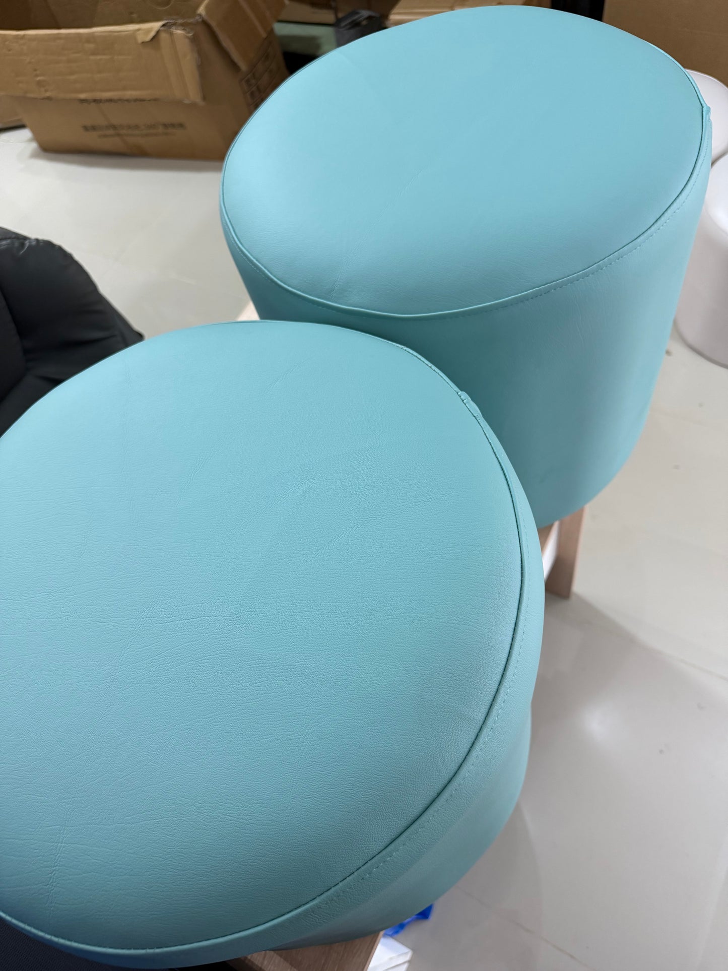 🪑 Puff Redondo Multifuncional – Blanco Minimalista (Blanco) 40x40 cm

💰RD$2,495
