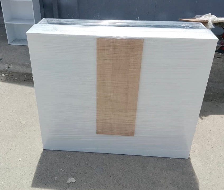 ✨🤍 MOSTRADOR / COUNTER DE RECEPCIÓN MODERNO – DALE PRESENCIA A TU NEGOCIO 🤍✨(Cod. 20) 

💰RD$10,995 

📏 Medidas:
• Ancho: 122 cm
• Profundidad: 40 cm
• Alto: 94 cm