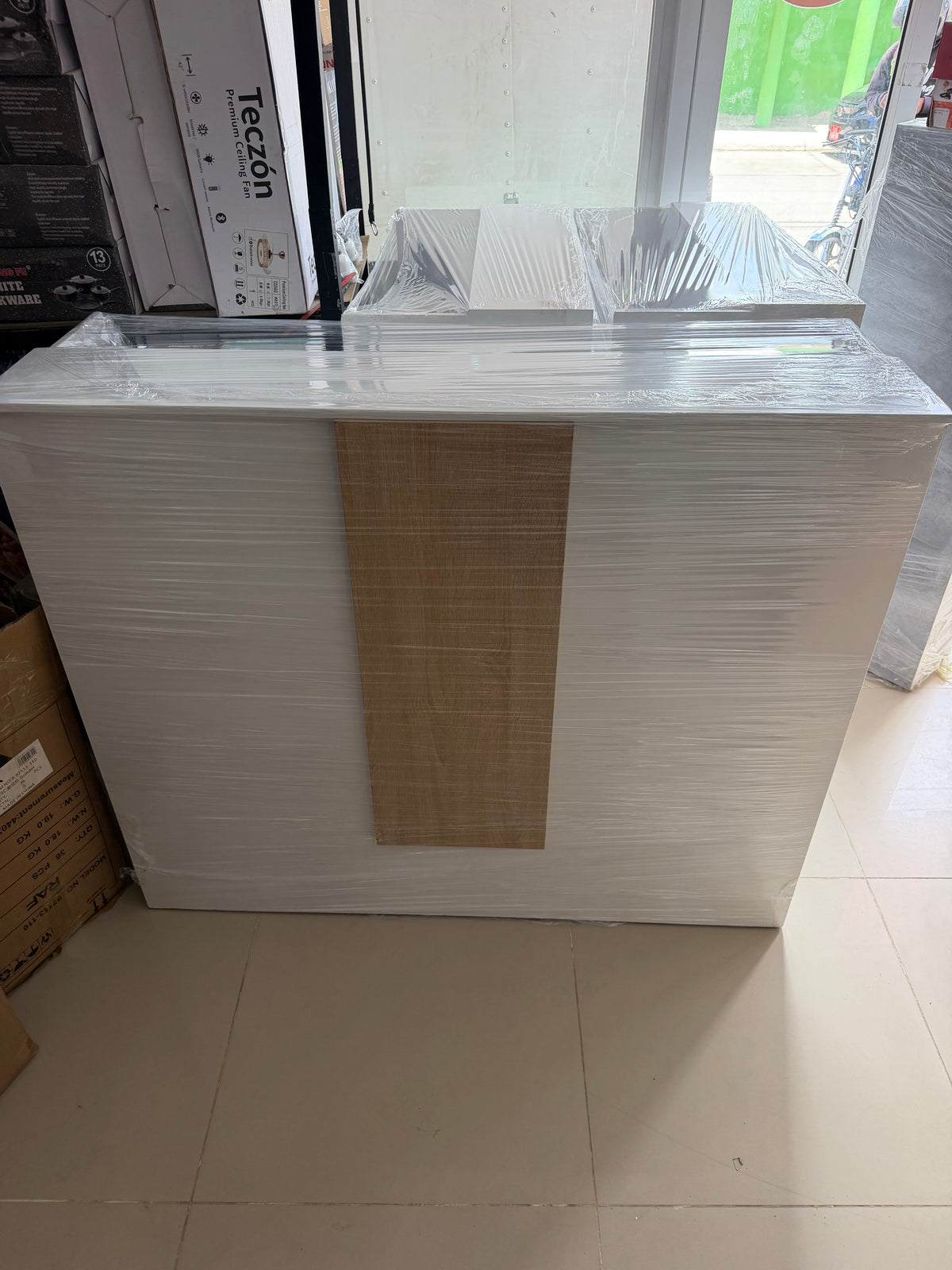 ✨🤍 MOSTRADOR / COUNTER DE RECEPCIÓN MODERNO – DALE PRESENCIA A TU NEGOCIO 🤍✨(Cod. 20) 

💰RD$10,995 

📏 Medidas:
• Ancho: 122 cm
• Profundidad: 40 cm
• Alto: 94 cm