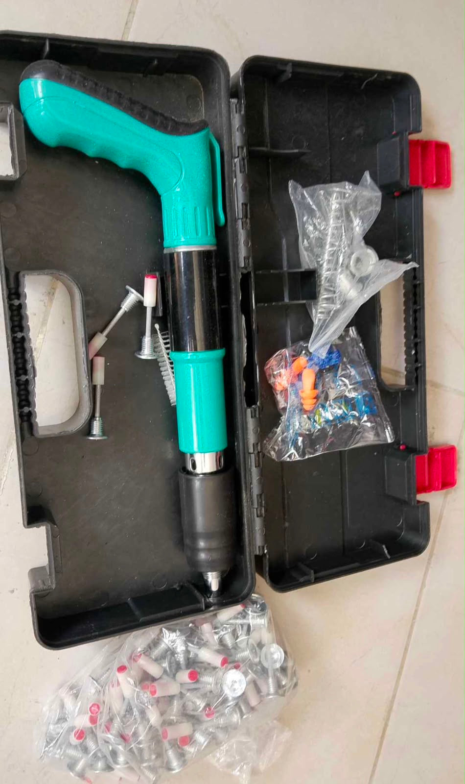 🔨🔥 PISTOLA DE CLAVOS PORTÁTIL – POTENCIA Y RAPIDEZ EN CADA TRABAJO 🔥🔨(+20 Clavos Fulminantes) 

💰 RD$1,995