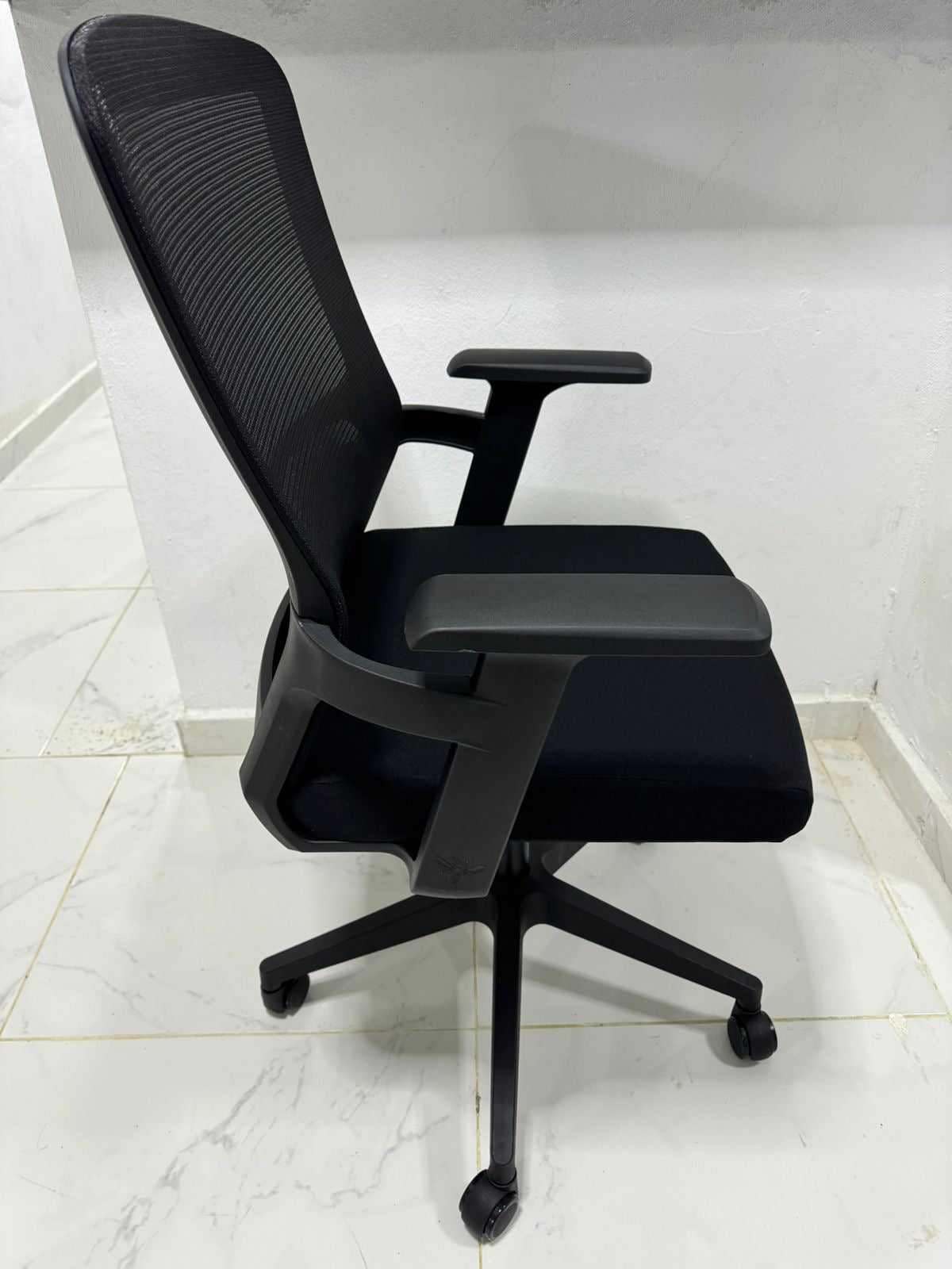 ✨ COMBO PREMIUM DE OFICINA ✨
🪑 Escritorio Moderno Multifuncional con 3 Compartimentos (Cód. 250106 – 120cm x 60cm)
+
🖤 Silla Ergonómica de Oficina – Confort y Estilo para tu Día a Día (Cód. 9026)

💰 RD$7,995