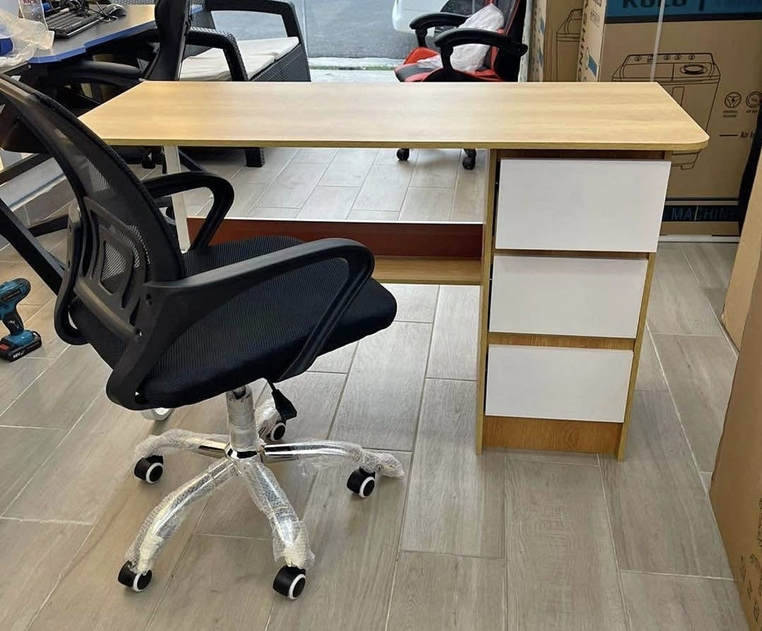 🪑 Combo de Escritorio con Gavetas (0107) + Silla Ejecutiva 9050 (Pocas Unidades)
💰 RD$5,995