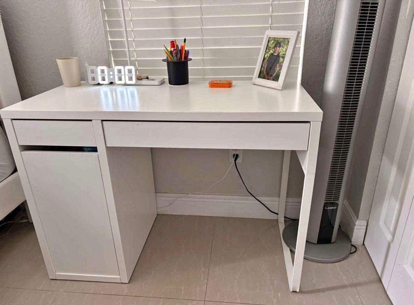 🖥️✨ ESCRITORIO MODERNO MULTIFUNCIONAL – DISEÑO MINIMALISTA & ORGANIZACIÓN INTELIGENTE ✨🖥️ (Cod.25115)

💰RD$4,995 

- Medidas: 105x50x75 cm