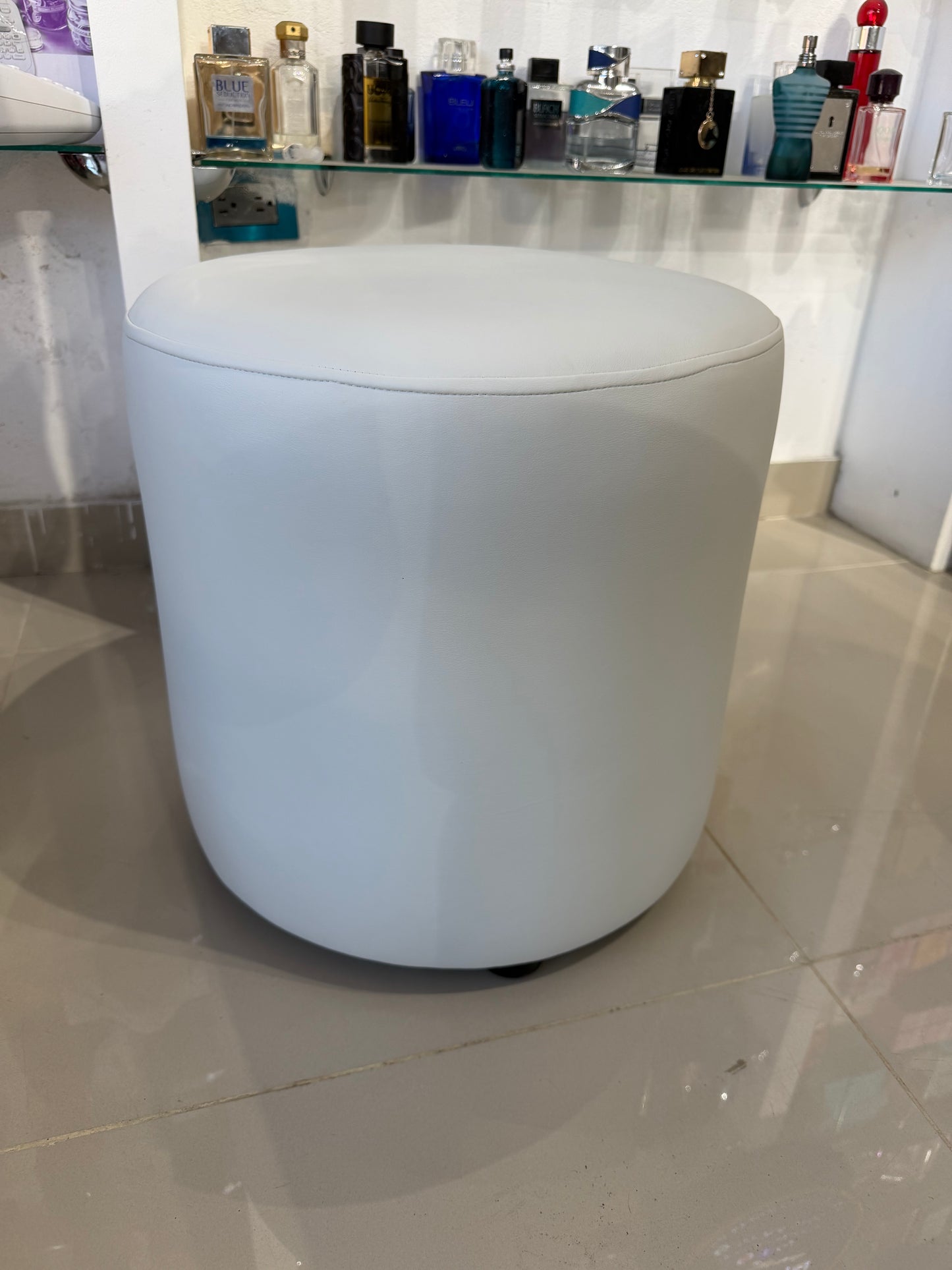 🪑 Puff Redondo Multifuncional – Blanco Minimalista (Blanco) 40x40 cm

💰RD$2,495