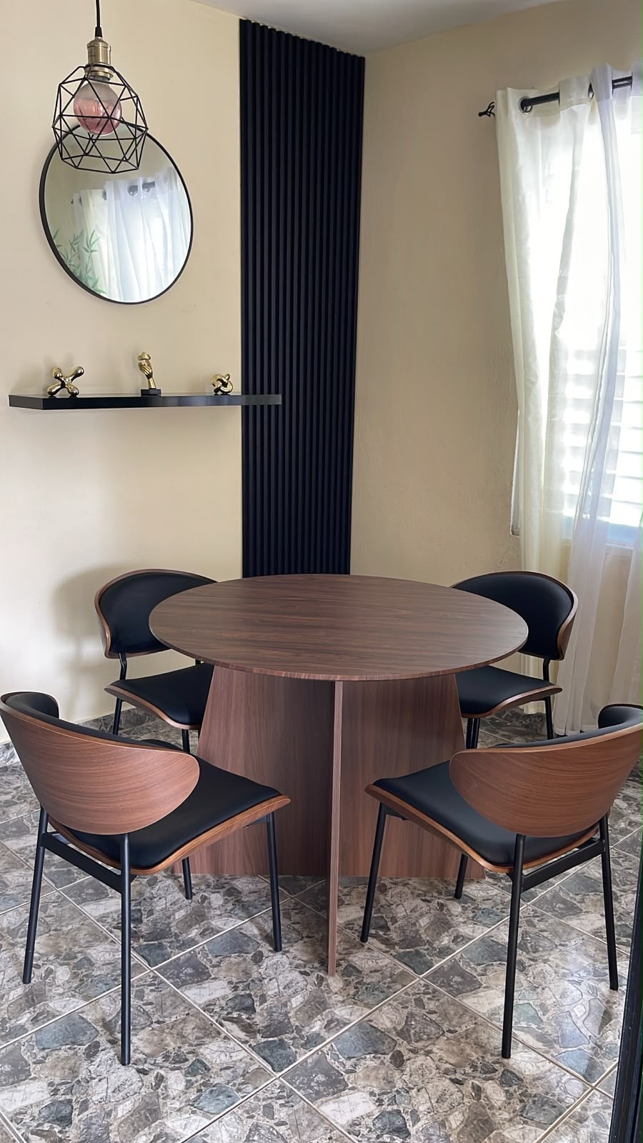 🏡✨ JUEGO DE COMEDOR MODERNO 4 PUESTOS ✨🏡 

💰RD$16,995 

- Mesa: (Cod. TZ-6815)
Medidas; 100 × 100 × 75 cm.

- Sillas: (Cod. X-027 Marrón)
Medidas: 91 × 52 × 50 cm.