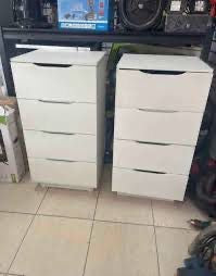 Mesita de Noche 🗄️✨ Gavetero Moderno 4 Gavetas – Blanco Minimalista ✨🗄️
(Cod. 204)