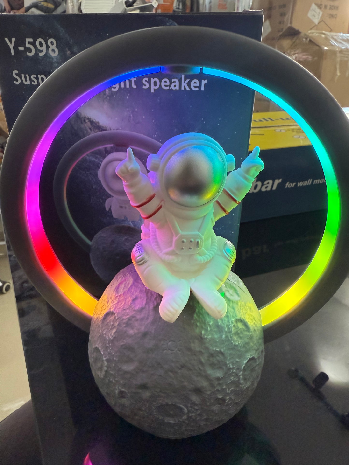 🚀✨ Bocina Astronauta Flotante con Luz LED 3D (Modelo Y-598) ✨🚀

💰RD$1,995