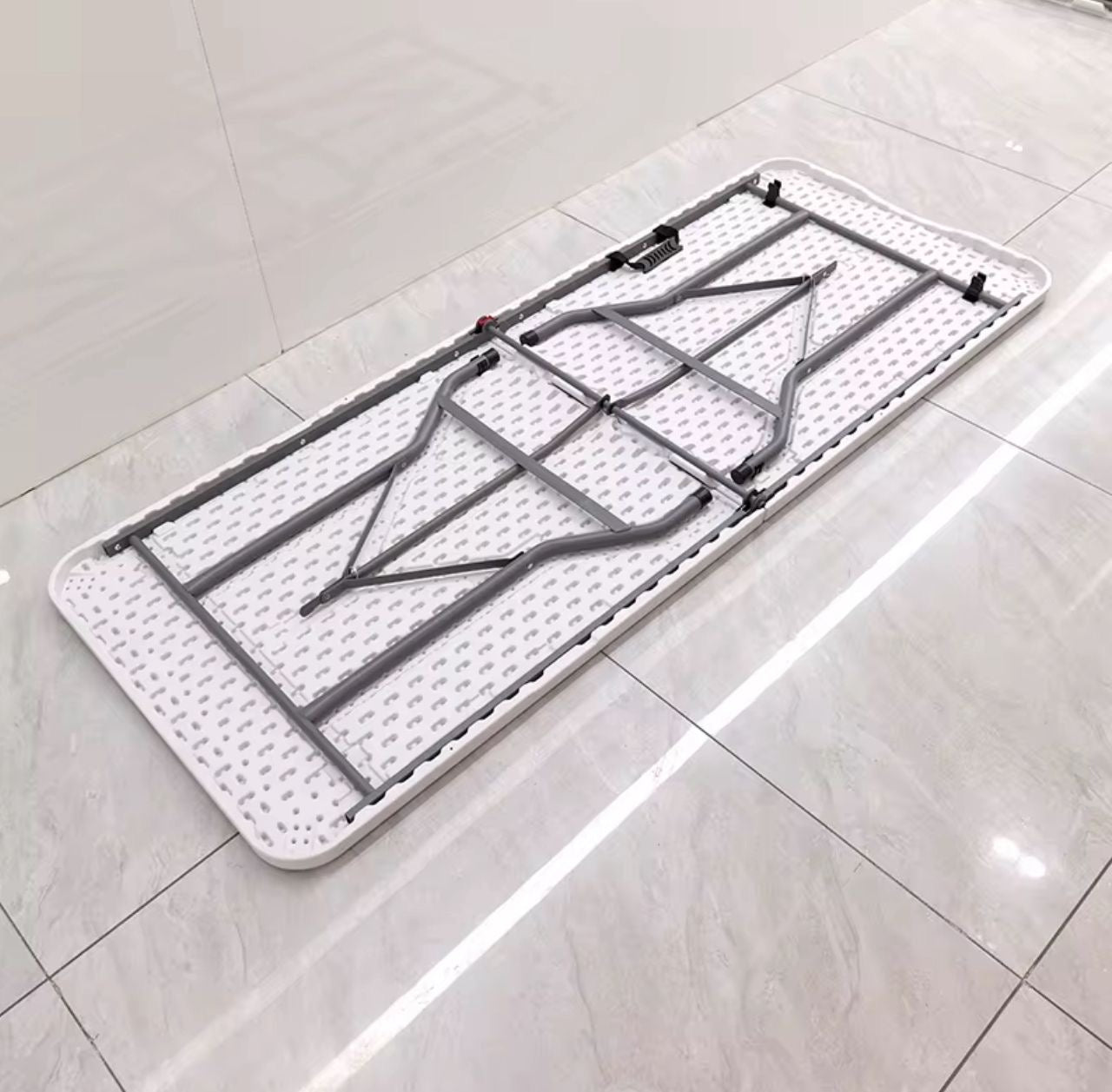 Mesa Plástica Plegable Rectangular (1.5m) (77 x 71*7.5 cm)