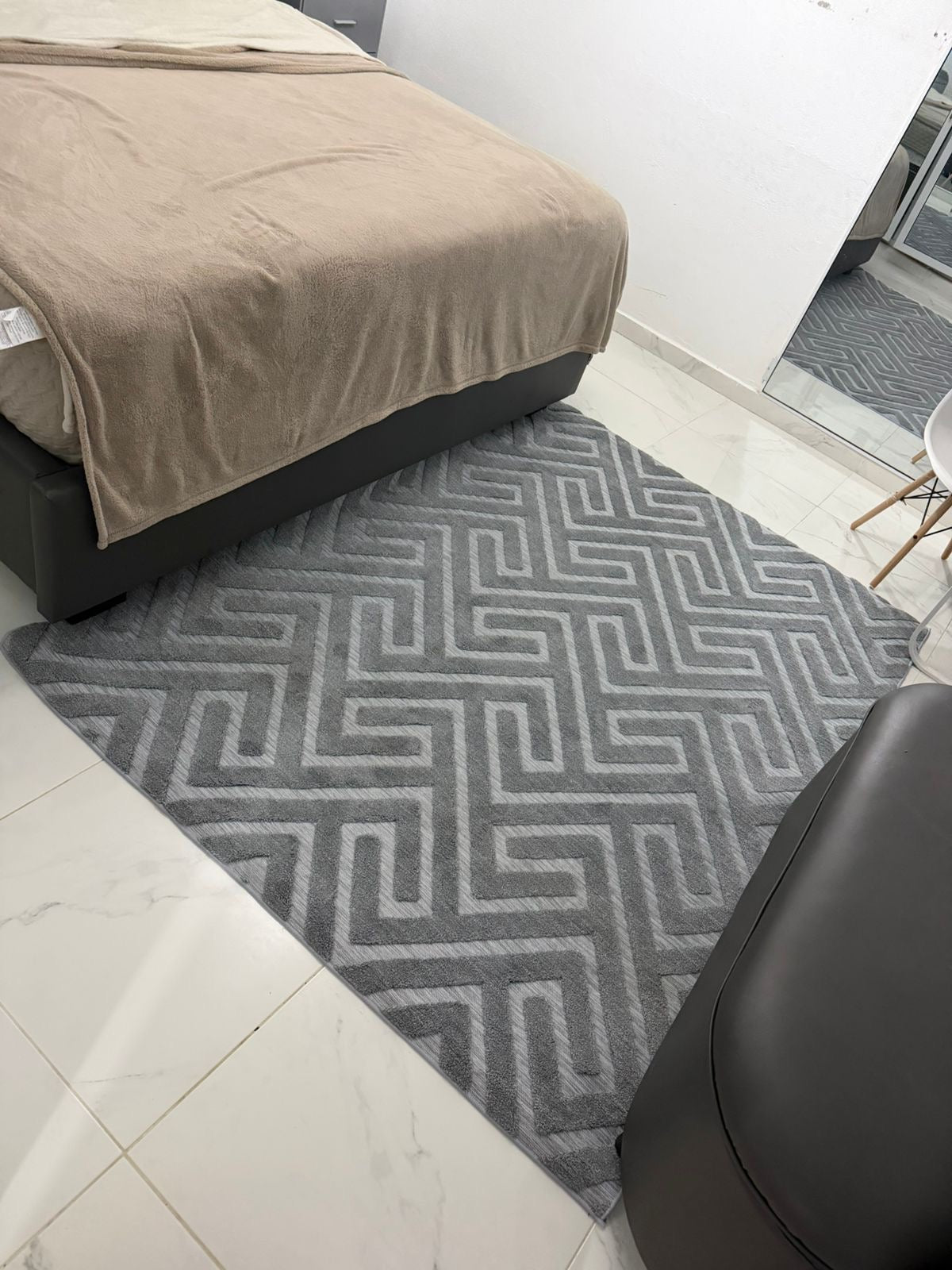 🛋️✨ ALFOMBRA DECORATIVA MODERNA – ELEGANCIA Y CONFORT PARA TU HOGAR ✨🛋️ GRIS

📐 Medida: 160 × 230 cm
💰 Precio: RD$3,495