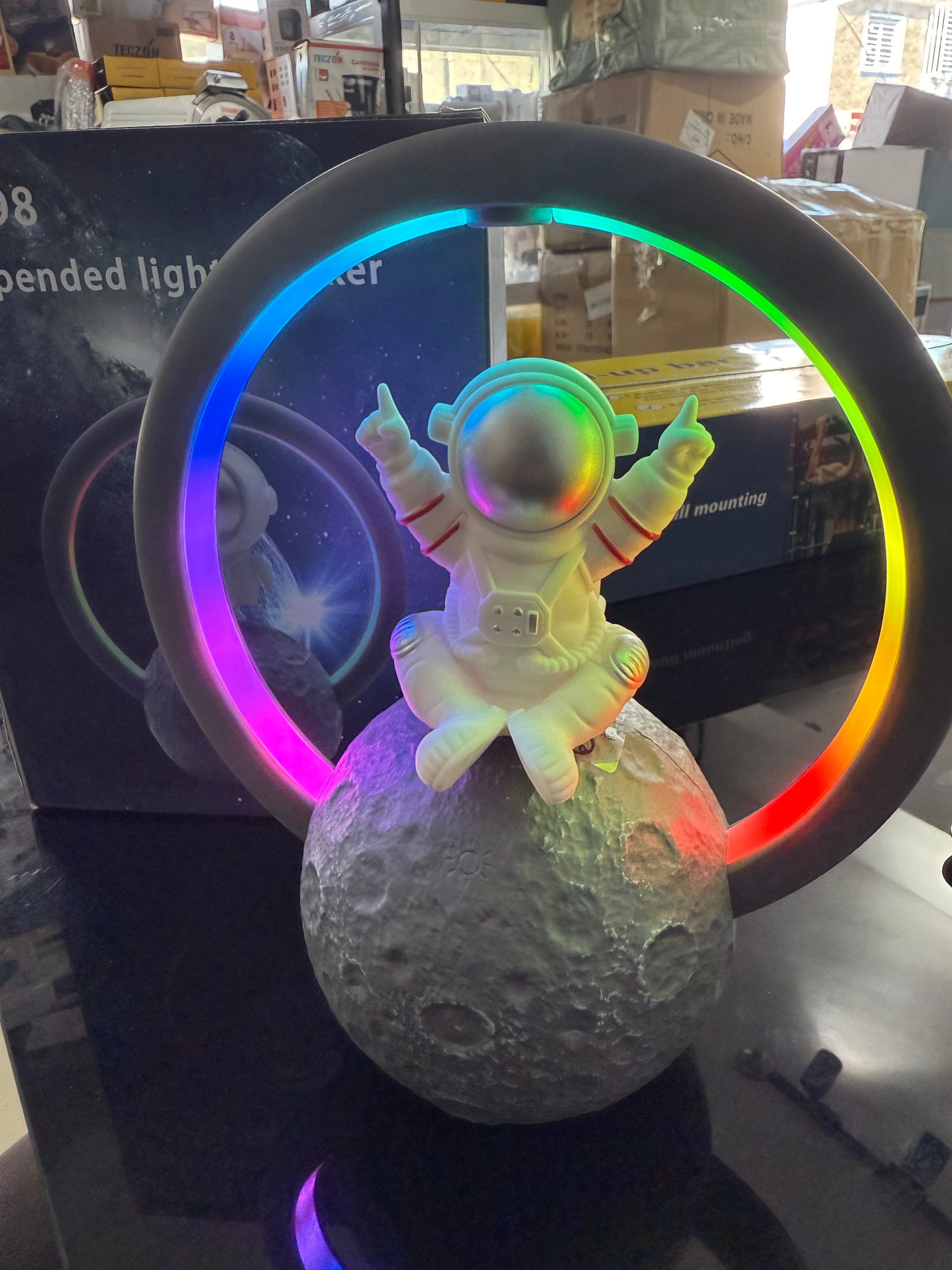 🚀✨ Bocina Astronauta Flotante con Luz LED 3D (Modelo Y-598) ✨🚀

💰RD$1,995