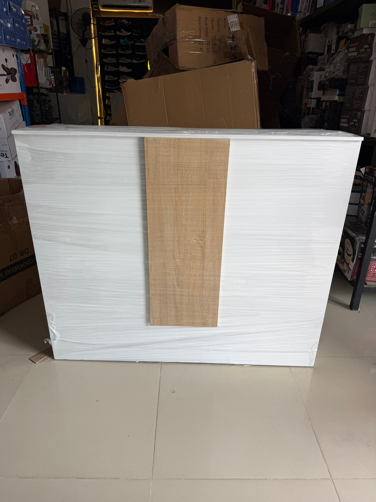 ✨🤍 MOSTRADOR / COUNTER DE RECEPCIÓN MODERNO – DALE PRESENCIA A TU NEGOCIO 🤍✨(Cod. 20) 

💰RD$10,995 

📏 Medidas:
• Ancho: 122 cm
• Profundidad: 40 cm
• Alto: 94 cm
