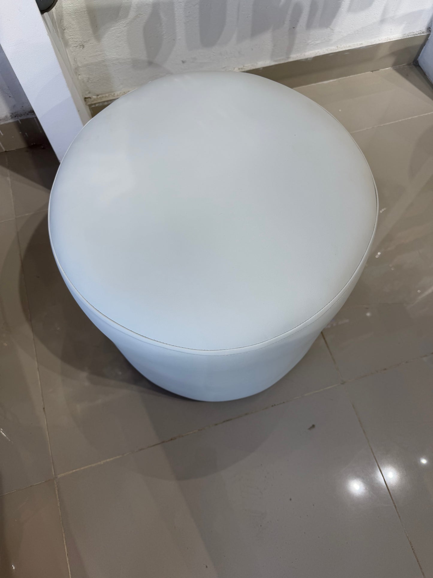 🪑 Puff Redondo Multifuncional – Blanco Minimalista (Blanco) 40x40 cm

💰RD$2,495