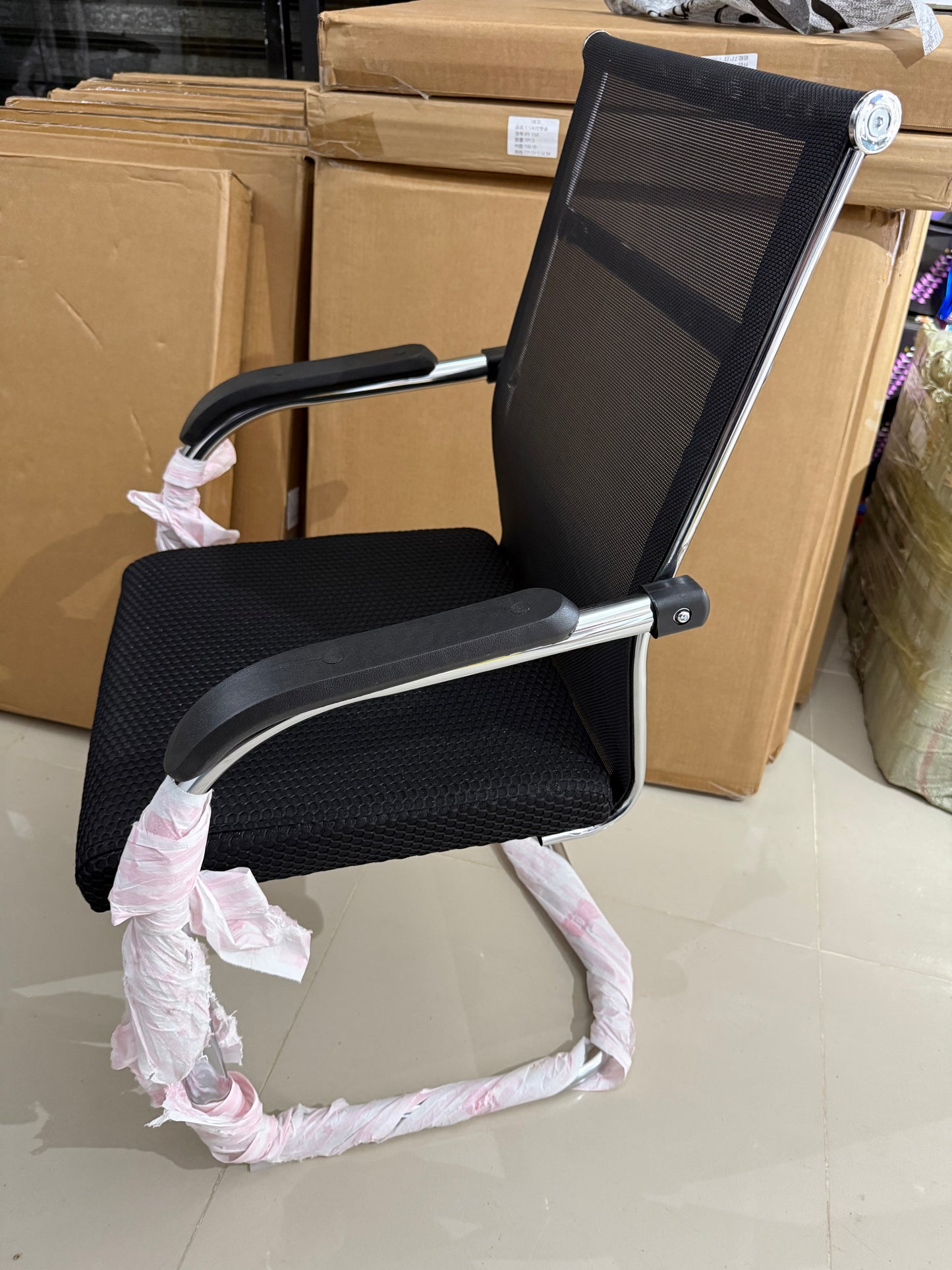 🖤 Silla Ejecutiva (Cod.9008) – Estructura Cromada & Respaldo de Malla
💰RD$2,495