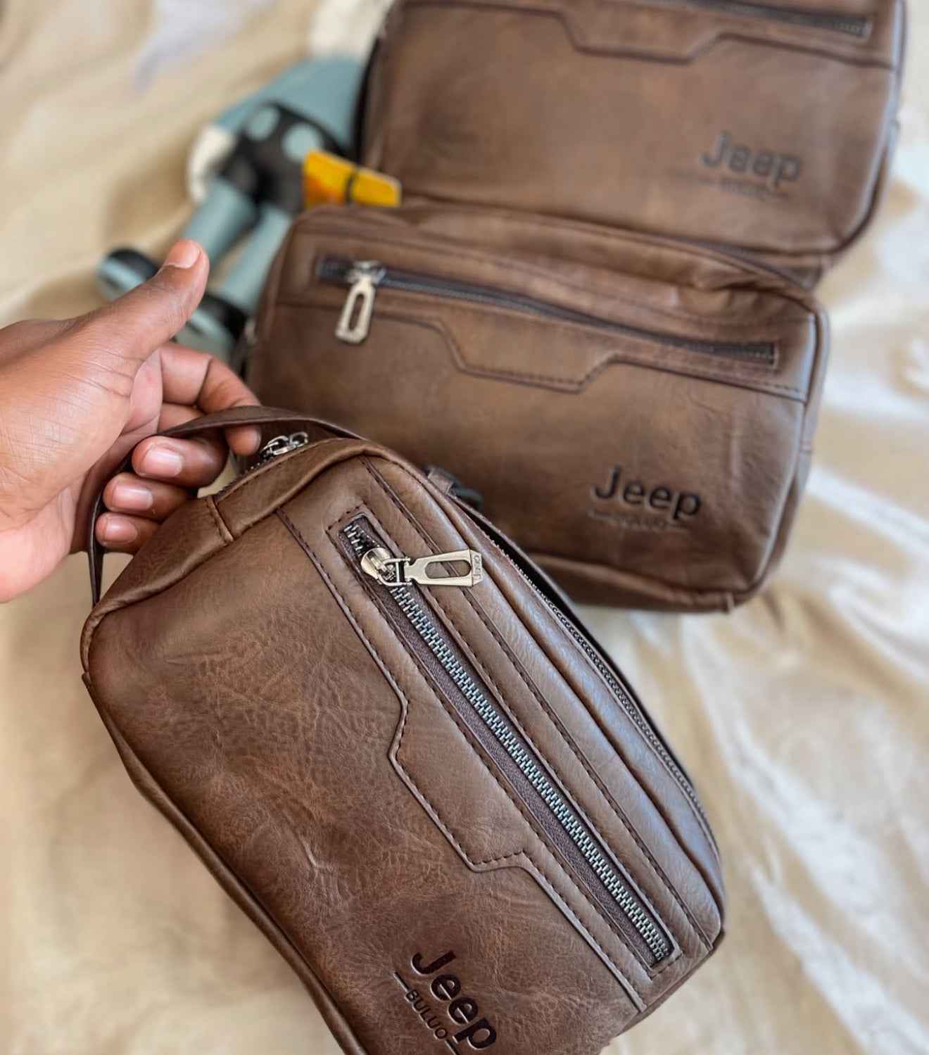 Bolso de Mano Jeep Buluo (Cod.5901)
🖤 Negro | 🤎 Marrón
💼 Estilo, comodidad y espacio en un solo bolso.