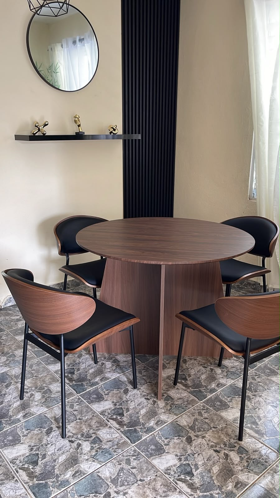 🏡✨ JUEGO DE COMEDOR MODERNO 4 PUESTOS ✨🏡 

💰RD$16,995 

- Mesa: (Cod. TZ-6815)
Medidas; 100 × 100 × 75 cm.

- Sillas: (Cod. X-027 Marrón)
Medidas: 91 × 52 × 50 cm.