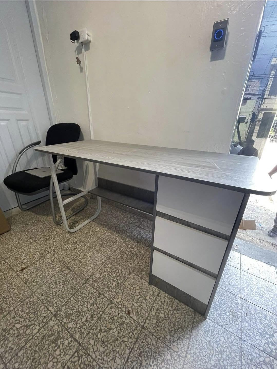 🖥️✨ ESCRITORIO MODERNO CON GAVETAS Y ESTANTERÍA INTEGRADA ✨🖥️ (Cod. 25101-3 Gris) 

💰RD$3,995