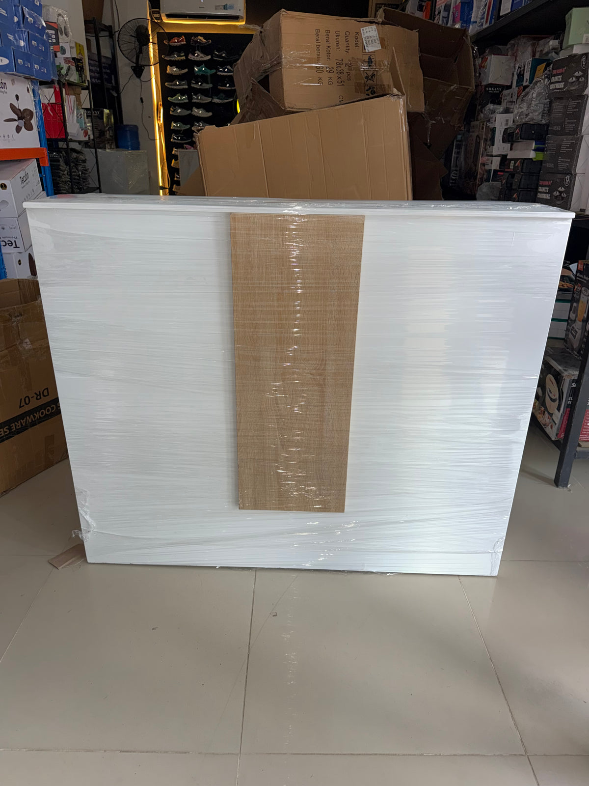 ✨🤍 MOSTRADOR / COUNTER DE RECEPCIÓN MODERNO – DALE PRESENCIA A TU NEGOCIO 🤍✨(Cod. 20) 

💰RD$10,995 

📏 Medidas:
• Ancho: 122 cm
• Profundidad: 40 cm
• Alto: 94 cm