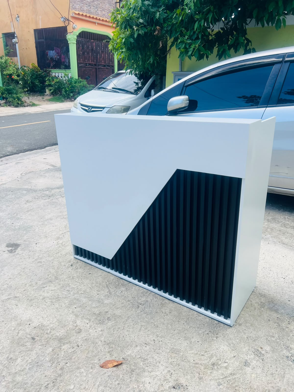 ✨🤍 MOSTRADOR / COUNTER DE RECEPCIÓN – ELEVA LA IMAGEN DE TU NEGOCIO 🤍✨🆔(Cod. 22 )

💰RD$13,995 

📏 Medidas:
• 122 cm de ancho
• 40 cm de profundidad
• 104 cm de alto