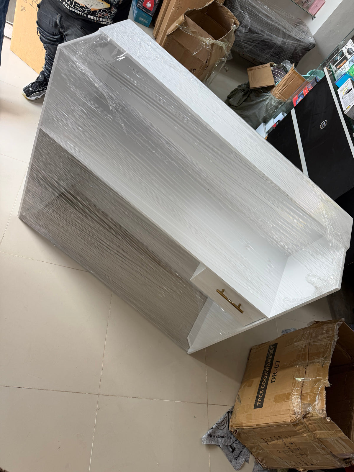 ✨🤍 MOSTRADOR / COUNTER DE RECEPCIÓN MODERNO – DALE PRESENCIA A TU NEGOCIO 🤍✨(Cod. 20) 

💰RD$10,995 

📏 Medidas:
• Ancho: 122 cm
• Profundidad: 40 cm
• Alto: 94 cm