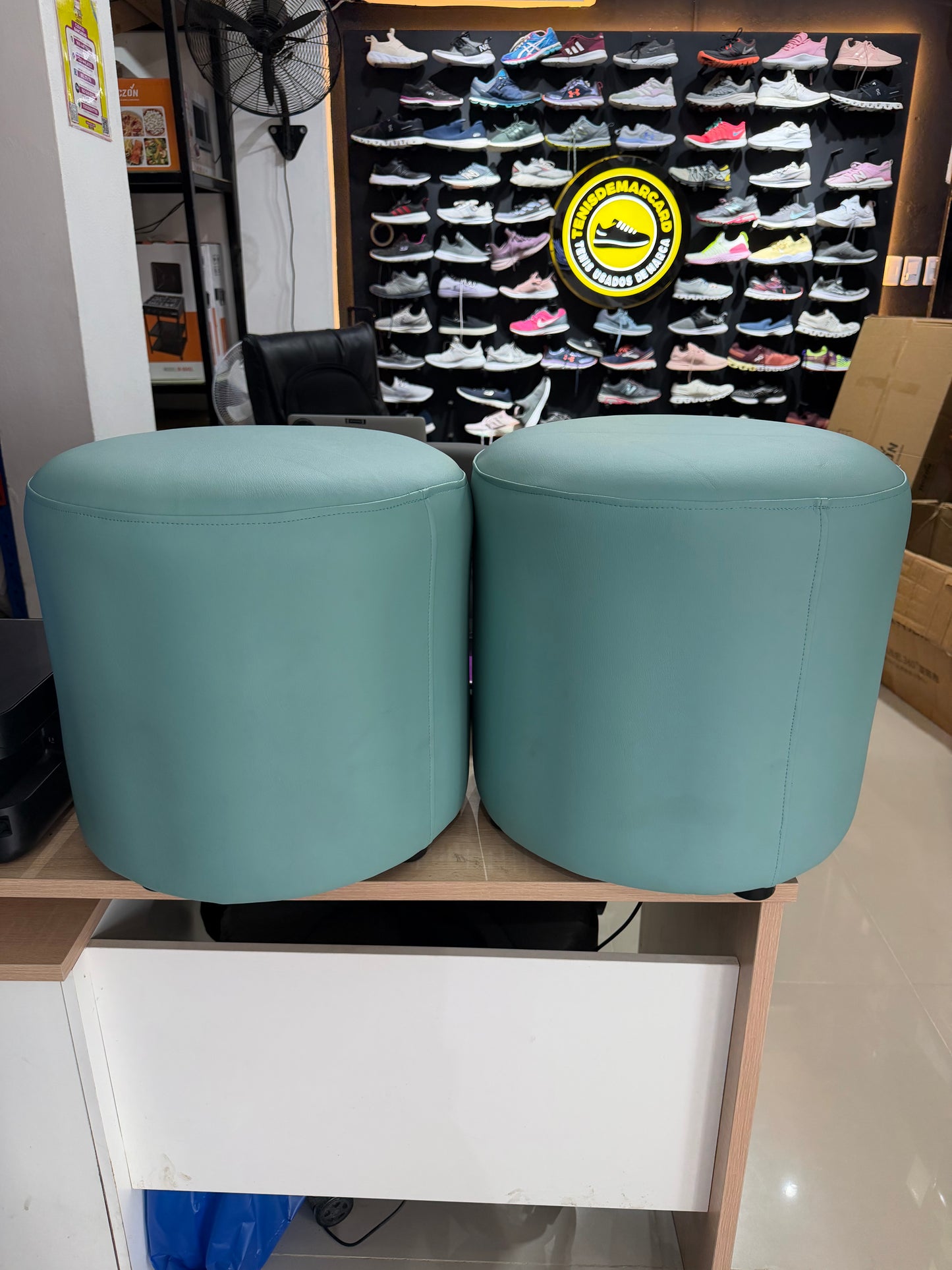 🪑 Puff Redondo Multifuncional – Minimalista (Turquesa Claro Pastel) 40x40cm

💰RD$2,495 (c/u)