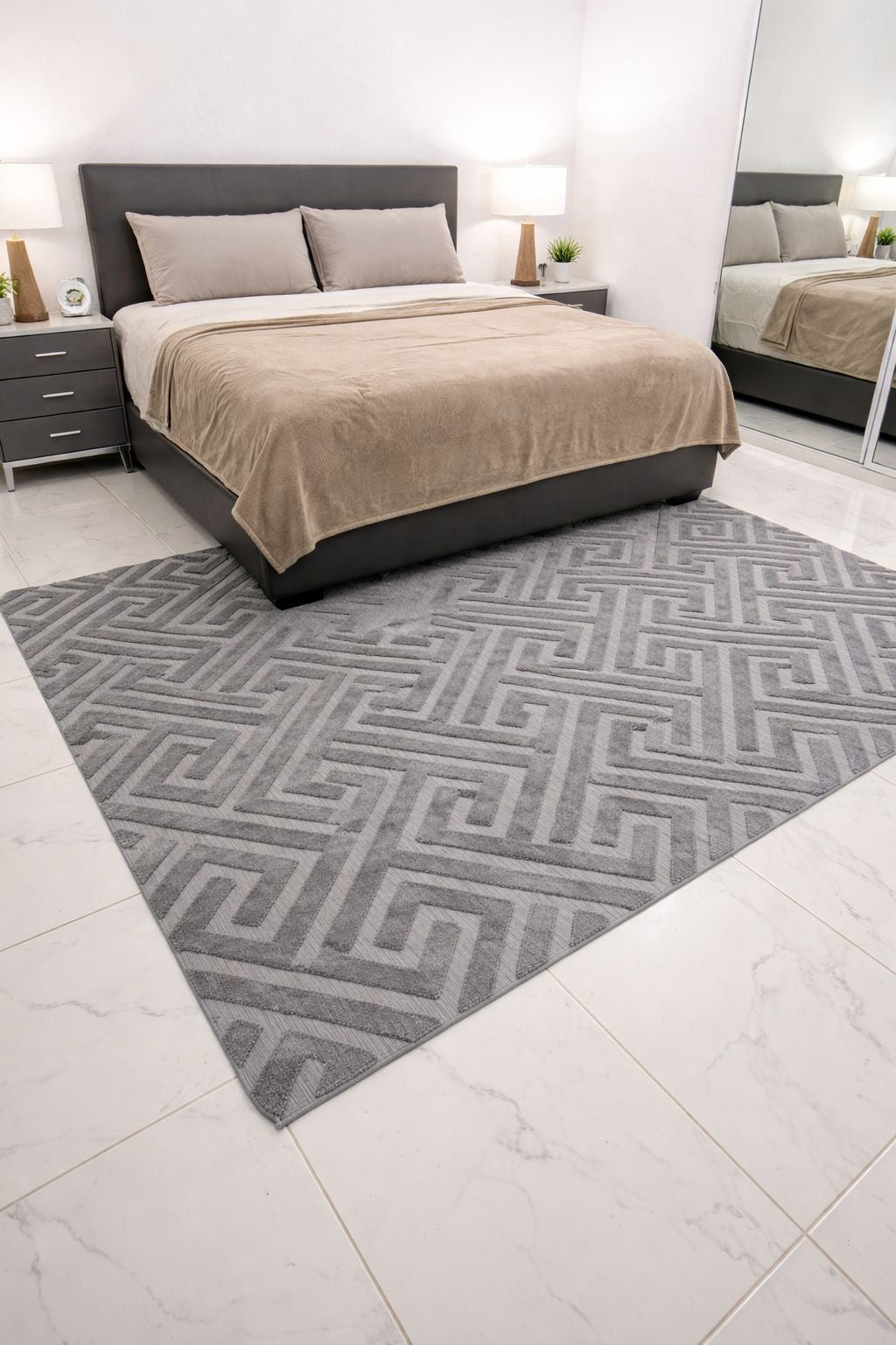 🛋️✨ ALFOMBRA DECORATIVA MODERNA – ELEGANCIA Y CONFORT PARA TU HOGAR ✨🛋️ GRIS

📐 Medida: 160 × 230 cm
💰 Precio: RD$3,495
