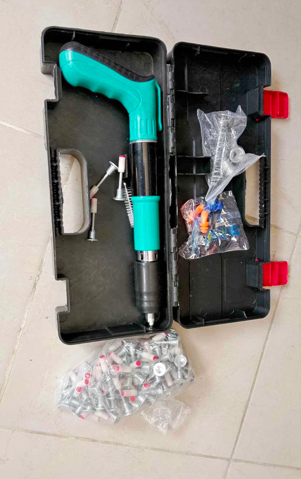 🔨🔥 PISTOLA DE CLAVOS PORTÁTIL – POTENCIA Y RAPIDEZ EN CADA TRABAJO 🔥🔨(+20 Clavos Fulminantes) 

💰 RD$1,995