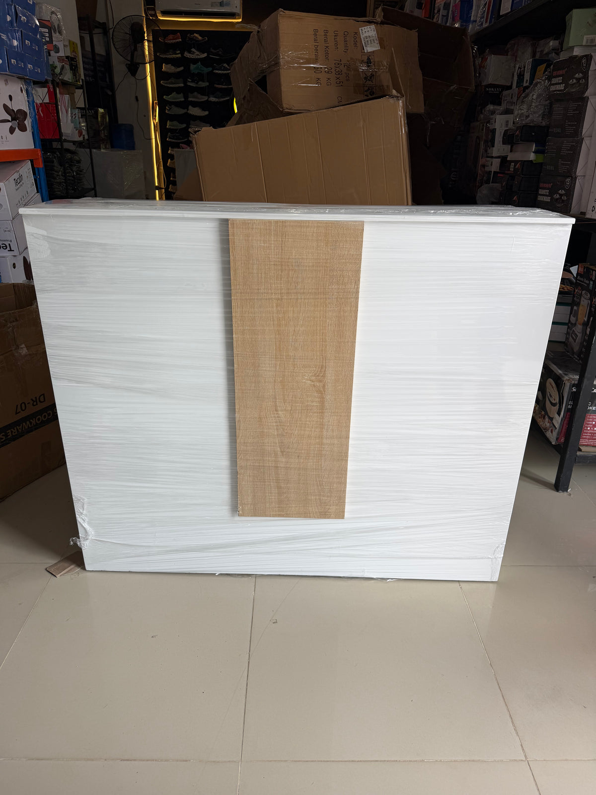 ✨🤍 MOSTRADOR / COUNTER DE RECEPCIÓN MODERNO – DALE PRESENCIA A TU NEGOCIO 🤍✨(Cod. 20) 

💰RD$10,995 

📏 Medidas:
• Ancho: 122 cm
• Profundidad: 40 cm
• Alto: 94 cm
